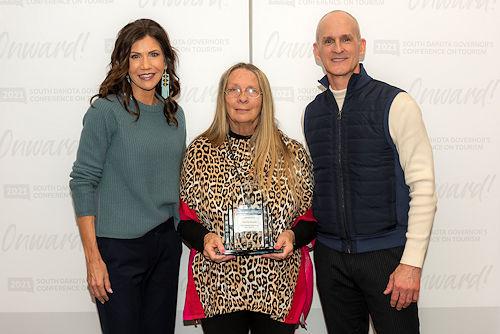 photo of Governor Noem, Sandi McLain and Secretary Hagen