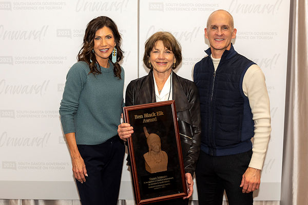 Photo of Governor Noem, Susan Johnson, and Secretary Hagen