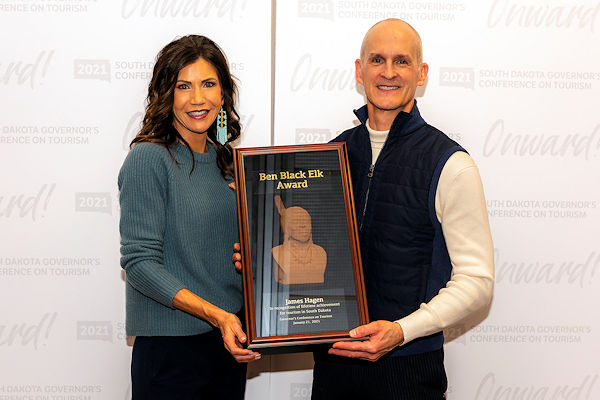 Photo of Governor Noem and Secretary Hagen